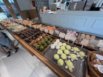 HANIB BAGEL 聖水店のショーケースに並ぶ一口サイズのベーグル。抹茶やチョコ、プレーンなど色とりどりのフレーバーが並ぶ。
