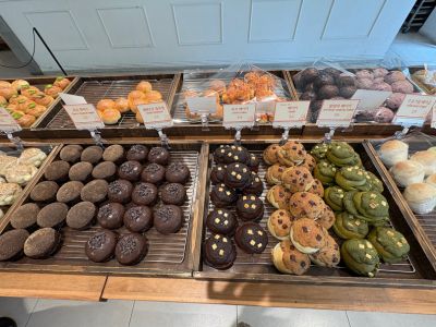 HANIB BAGEL 聖水店で販売されているベーグルの陳列。チョコや抹茶、ナッツなど多彩な種類が楽しめる人気店。
