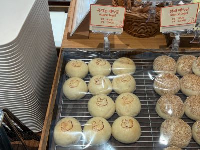 くまの焼き印が可愛いオーガニックベーグル。HANIB BAGEL 聖水店の人気メニュー・プレーン味。