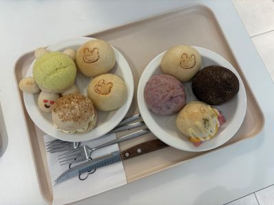 HANIB BAGEL 聖水店で注文したベーグルプレート。亀の形のメロン味ベーグルやプレーンなど、家族でシェアできる可愛い見た目。