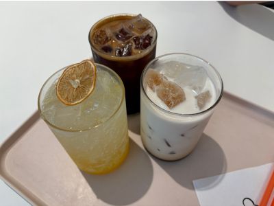 HANIB BAGEL 聖水店のドリンクメニュー。アイスアメリカーノ、カフェラテ、レモンエイドの3種類をテーブルで撮影。