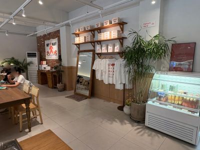 HANIB BAGEL 聖水店のナチュラルでおしゃれな店内。グッズやドリンクが並ぶ明るい空間が魅力。
