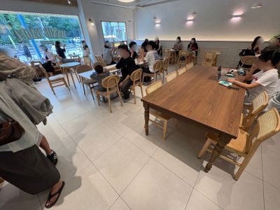HANIB BAGEL 聖水店の広々としたイートインスペース。窓際席も多く、子連れでも落ち着いて過ごせる雰囲気。